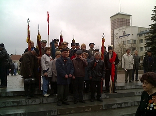 С советскими флагами - с места откуда на фронт в 40-ые уходили челябинские войска