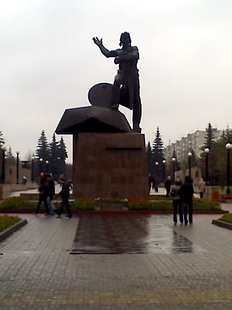 Памятник танкистам с возложенными у подножия цветами