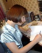 ЛИСИЧКА подписывает друзьям свои книги, которые отправятся в другие города России (дома, 04.07.2008)