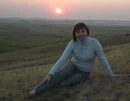 На фоне восходящего солнца на Аркаиме (16-08-2008)