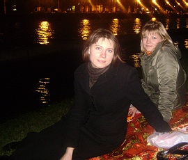 Я и моя школьная подруга Алиса на берегу одного из многочисленных каналов Питера
