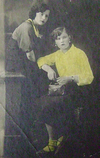 Справа - моя бабушка Анна Васильевна Крюковская (в то время ещё Мартемьянова), слева её подруга Зинаида (27 июля 1940 г.)