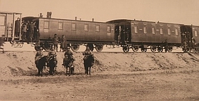 Курган. Доставка товаров на станцию из степного края на верблюдах. 1892-1898 г.