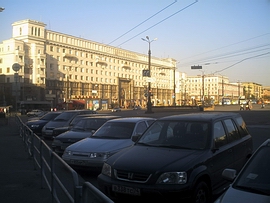 Здание перед площадью Революции