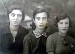 Слева направо: Ирина Чиркова (ей 16 лет), Лидия Чиркова (ей 12 лет), их подруга (фотокарточка 1935 года)