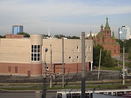 На первом плане - Свердловский проспект, на втором - ресторан на Алом поле, на третьем (слева направо): Челябинск-Сити, Органный зал, Мизар