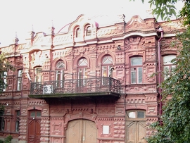 Старинное здание на улице Коммуны