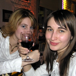 ЛИСИЧКА&КапелькаСвета пьют на брудершафт испанское вино