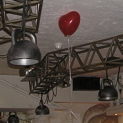 Лампы на потолке в виде гирь - Пилите, Шура, пилите! (с)