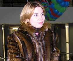 ЛИСИЧКА, разглядывающая витрину (РК Горки, 24.03.2007)