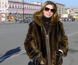 ЛИСИЧКА в новых солцезащитных очках (площадь Революции, 1.04.2007)