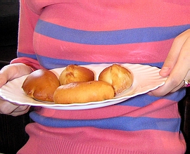 Блюдо с четырьмя пирожками в руках ЛИСИЧКИ (креативник, 15.06.2007)