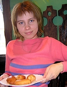 Блюдо с четырьмя пирожками в руках ЛИСИЧКИ (Креативник, 15.06.2007)
