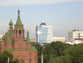Органный зал (церковь Александра Невского)- на переднем плане, на заднем плане - офисное здание Мизар