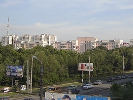 Свердловский проспект, Алое поле, на заднем плане - дома по проспекту Ленина